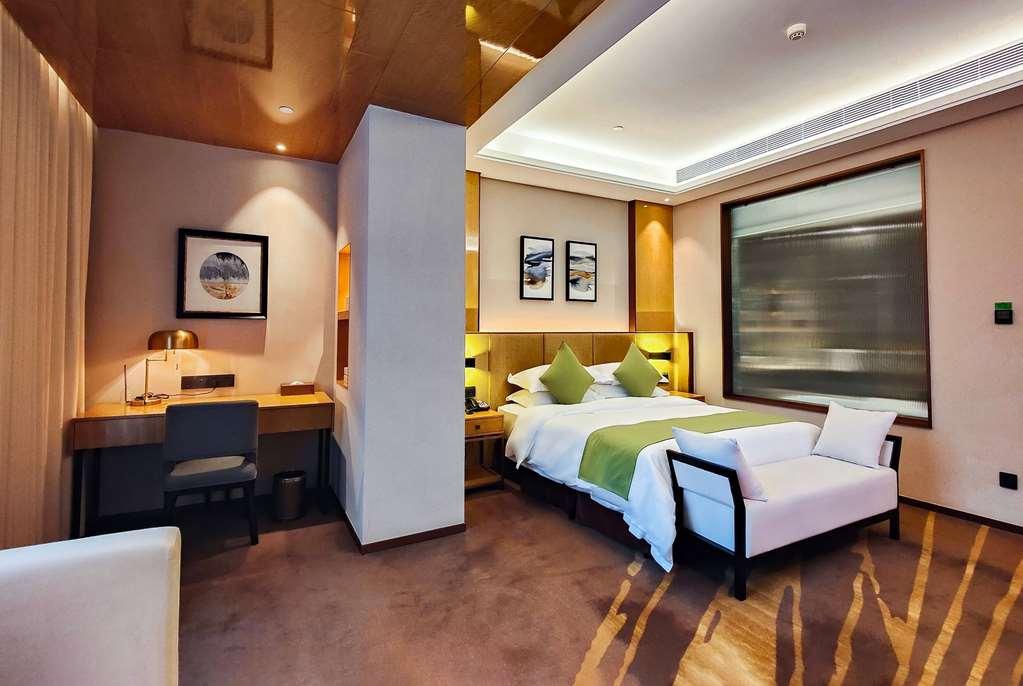 Leshan Ramada Hotel Room photo