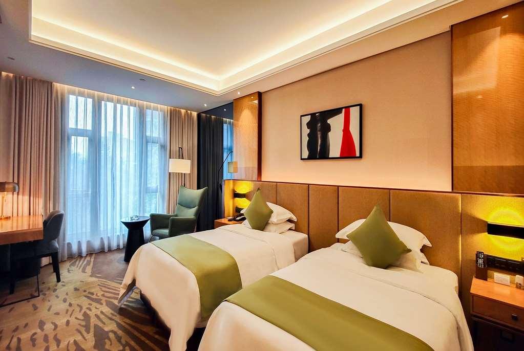 Leshan Ramada Hotel Room photo