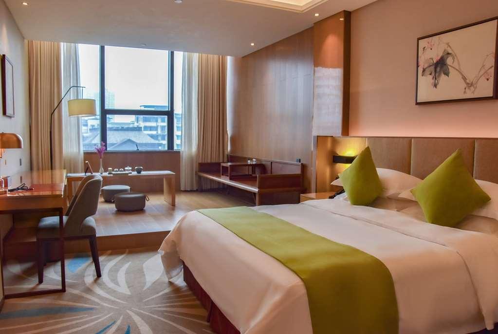Leshan Ramada Hotel Room photo
