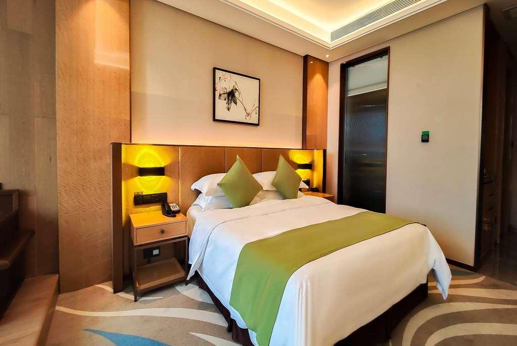 Leshan Ramada Hotel Room photo