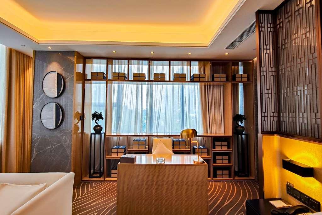 Leshan Ramada Hotel Room photo