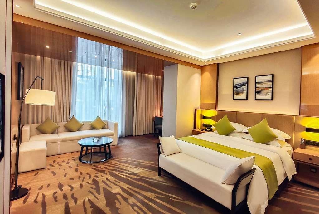 Leshan Ramada Hotel Room photo