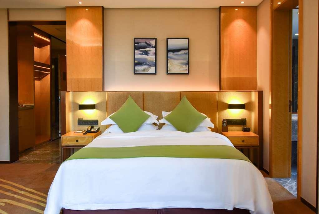 Leshan Ramada Hotel Room photo